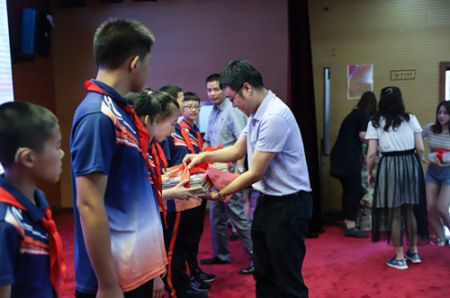 1560220154766464.jpg “共沐书香,快乐成长”无锡体彩走进无锡市特殊教育学校 (2)_副本.jpg