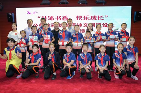 1560220173214589.jpg “共沐书香,快乐成长”无锡体彩走进无锡市特殊教育学校 (4)_副本.jpg