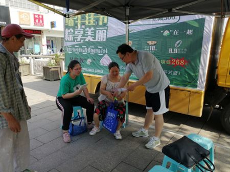 1560413407487726.jpg 扬州宝应体彩中心开展高考志愿服务 (1)_副本.jpg