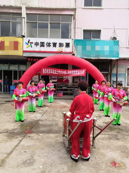 1561338830759656.jpg 213万!江阴购彩者连获体彩大乐透超值二等奖_副本.jpg