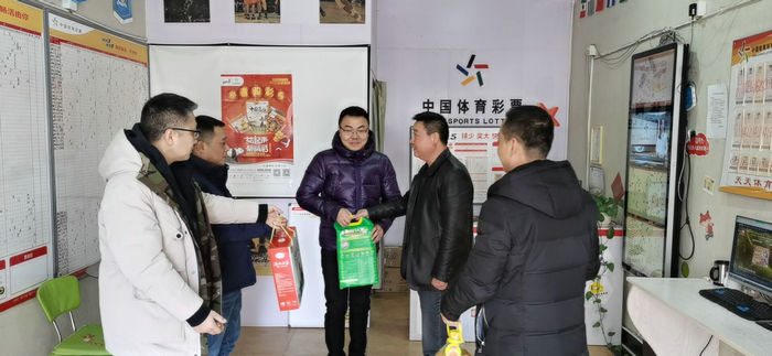 兴化市体彩中心开展春节网点走访慰问活动 1 _副本.jpg