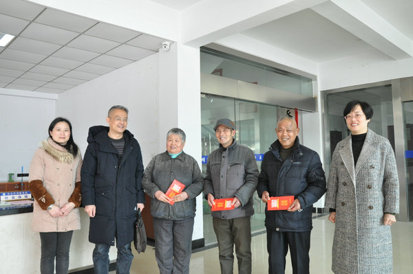 1579674234724707.jpg 泰州体彩开展温暖送关爱活动 明珠社区慰问“老党员” 3 _副本.JPG