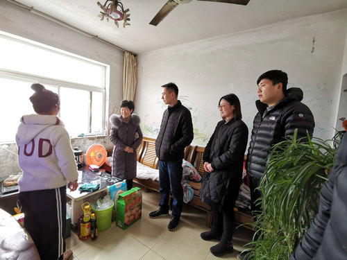 公益体彩 爱心暖冬——连云港体彩爱心帮扶贫困家庭_副本.jpg