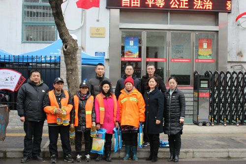 爱心暖冬 淮安体彩慰问环卫工人_副本.JPG