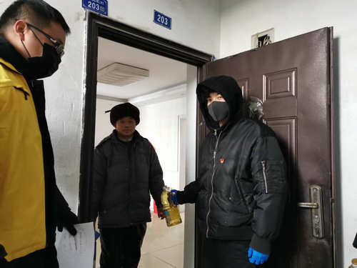 1581909733676727.jpg 抗疫先锋 南京体院学生党员为社区孤寡老人送温暖_副本.jpg