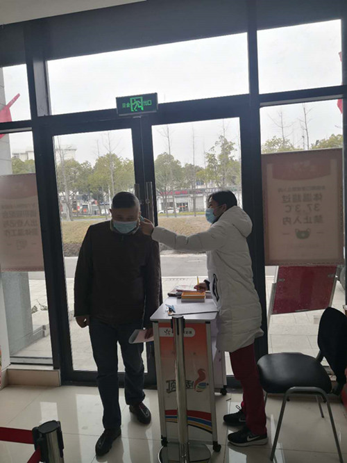 1584085329646904.jpg 2、服务购彩者 扬州体彩做好兑奖大厅防疫工作_副本.jpg