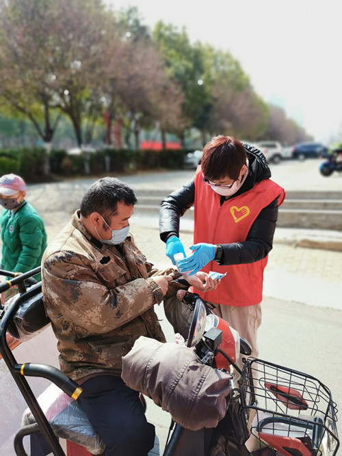 多措并举 连云港东海体彩积极有序帮助网点复工3_副本.jpg