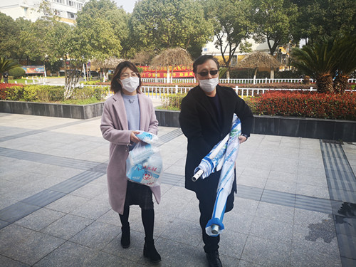 筑牢社区防控铜墙铁壁 最美体彩人志愿战疫情 (3)_副本.jpg