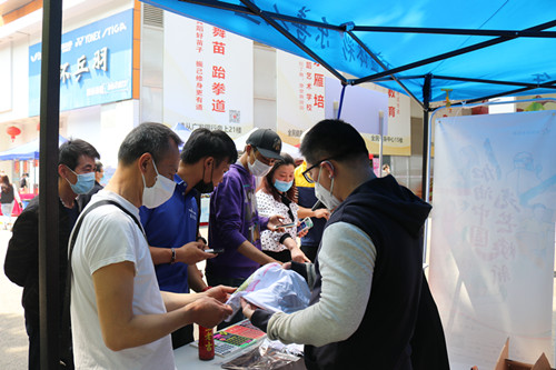 1589159903189292.jpg 南京体彩开展“加油中国,光芒焕新”主题地推1_副本.jpg