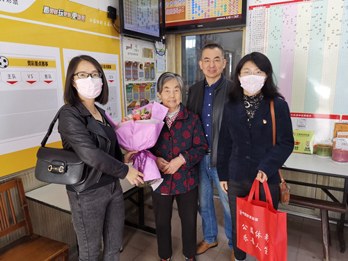 1589270609850478.jpg 苏州市体彩中心开展母亲节特别活动_副本.jpg