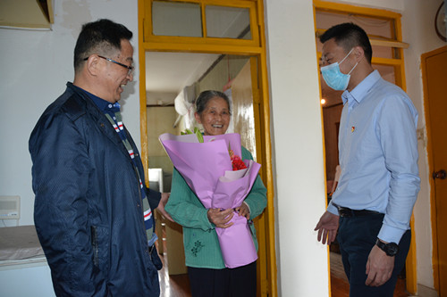 1589270623150063.jpg 苏州市体彩中心开展母亲节特别活动 刘书记_副本.jpg