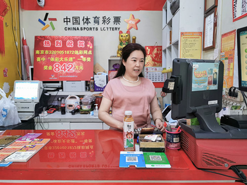 1589876040497446.jpg 南京彩友再擒大乐透一等奖842万元2_副本.jpg