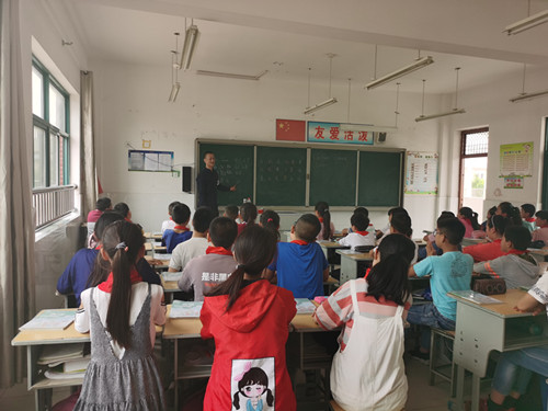 迎“六一”爱心助学 淮安体彩走进徐溜镇中心小学 (2)_副本.jpg