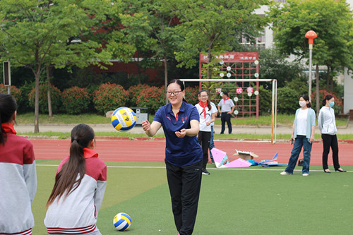 迎“六一”爱心助学 淮安体彩走进徐溜镇中心小学 (3)_副本.jpg