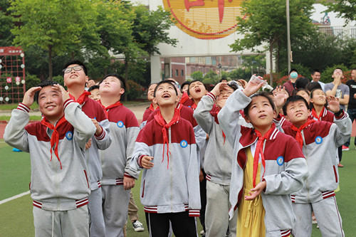 迎“六一”爱心助学 淮安体彩走进徐溜镇中心小学 (4)_副本.jpg