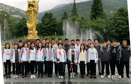 1591234925310868.jpg 一往无前 勇攀高峰——连云港体彩开展登山活动_副本.jpg