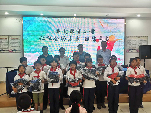 1594362633537167.jpg 关爱留守儿童 金湖体彩开展爱心捐赠活动 (1)_副本.jpg