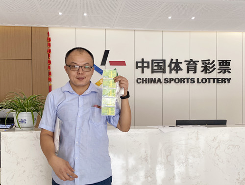 1595489872472736.jpg 616江苏彩民节宜兴两彩友喜领500元油卡 (1)_副本.jpg