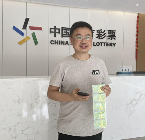 1595489883393326.jpg 616江苏彩民节宜兴两彩友喜领500元油卡 (2)_副本.jpg