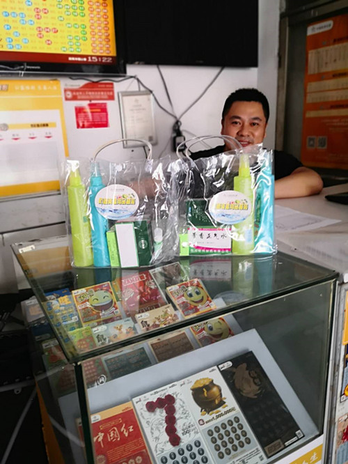 夏日送清凉 关怀沁人心 ——扬州体彩开展“夏日送清凉”系列活动  (2)_副本.jpg