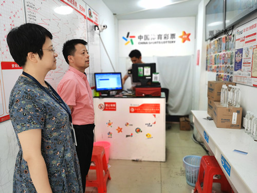 1596508538942599.jpg 昆山体彩中心开展“夏日送清凉”走访慰问活动(图片1)_副本.jpg