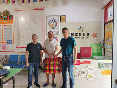 情暖一线 清凉盛夏！江都体彩开展夏季“防疫情 保安全 送清凉”网点走访慰问活动 (3)_副本.jpg