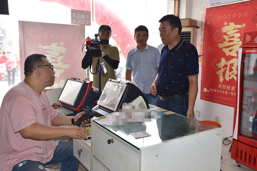 淮安市购彩者喜中体彩超级大乐透一等奖855万元 (1)_副本.jpg