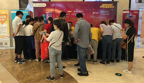 1600845843170284.jpg 扬州体彩开展“遇见光芒、好礼绽放”即开地推活动 (2)_副本.jpg