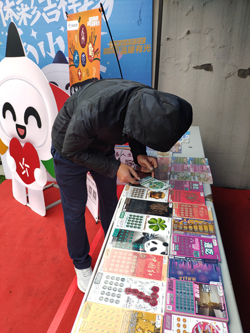 苏州吴中体彩开展“微光星公益 幸福‘码’上来”地推活动2_副本.jpg