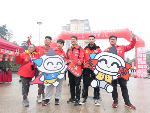 1609124863520469.jpg 登高的市民纷纷和乐小星合影留念_副本.jpg