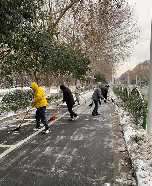大雪刚停  宿迁体彩立即行动起来1_副本.jpg