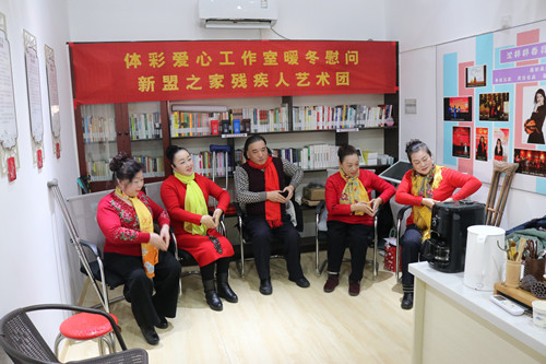 南京体彩爱心工作室慰问新盟残疾人艺术团1_副本.jpg