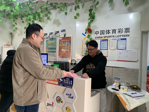 1612421437256673.jpg 苏州常熟市体彩中心开展春节前网点走访慰问活动(图片)-4_副本.jpg