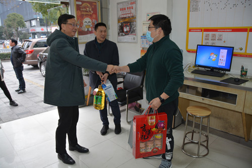 1612682963298456.jpg 苏州市体彩中心开展春节前网点慰问和工作调研活动(图片)-1_副本.jpg