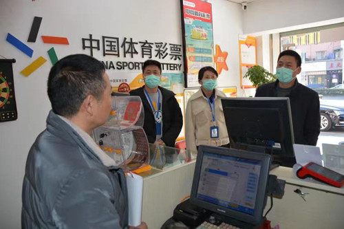 1613802374572992.jpg 苏州市体彩中心开展节后网点走访慰问活动(图片)-1_副本.jpg