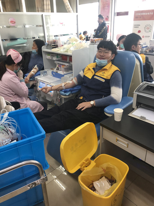 1615186683526172.jpg 撸起袖子学雷锋 苏州体彩组织无偿献血活动(图片)-4_副本.jpg