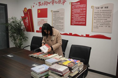 扬州体彩设立图书角 丰富员工文化生活 (5)_副本.jpg