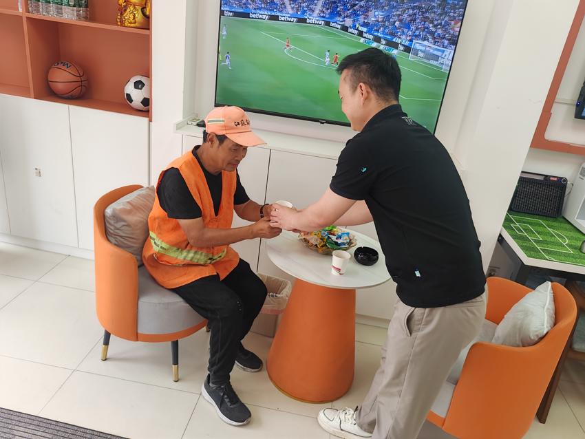 从为国“站岗”到为公益“站店”：扬州体彩代销者小何 (6).jpg