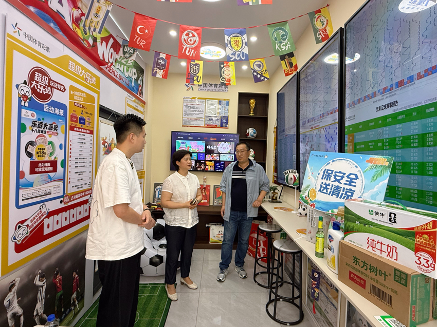 淮安体彩开展“保安全 送清凉”网点走访行动 (3).jpg