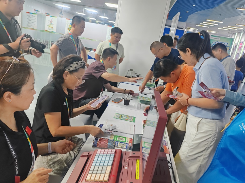 扬州体彩“迈出步 动出彩”竞彩篮球主题活动点燃赛场苏BA主场 (3).jpg