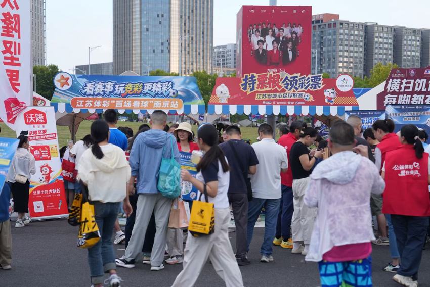 赛事联动消费 南京体彩志愿服务扮靓“苏超”赛场3.jpg