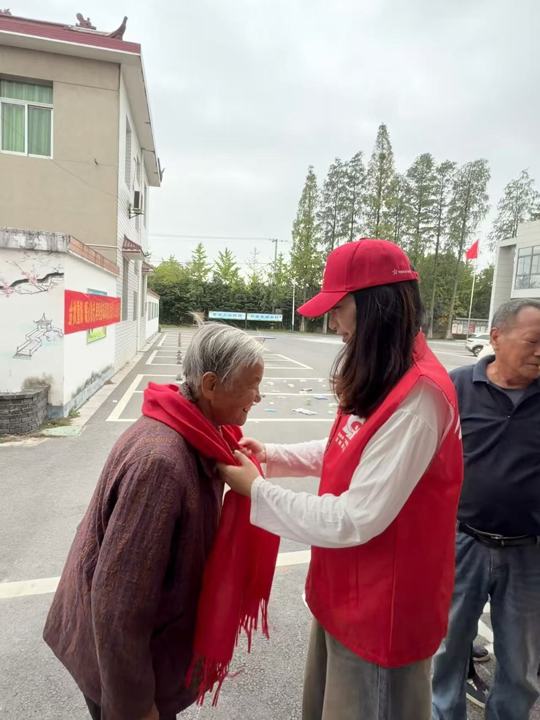 微光聚爱暖重阳 扬州体彩携手网点开展“公益体彩关爱季”敬老行动 (7).jpg