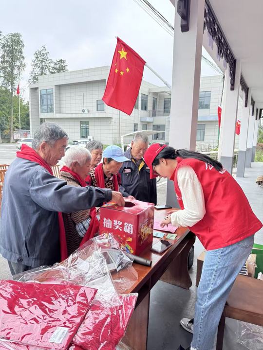 微光聚爱暖重阳 扬州体彩携手网点开展“公益体彩关爱季”敬老行动 (6).jpg