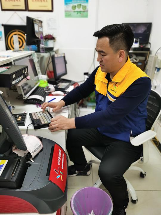 李凯华工作照1.jpg 李凯华工作照1.jpg