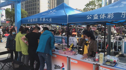 淮安体彩携手万达广场开展五一户外地推活动  (3)_副本.jpg