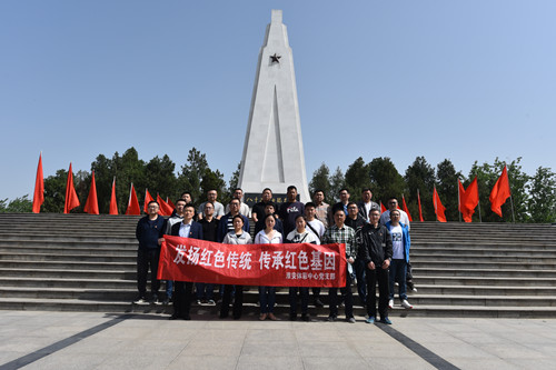 缅怀革命先烈   淮安体彩赴新四军刘老庄连纪念园开展党史学习教育活动 (1)_副本.jpg