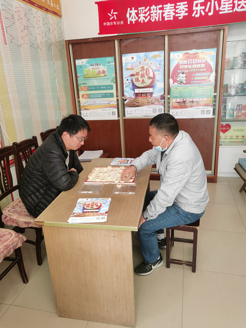 决战方寸之间   扬州棋王争霸赛火热进行中_副本.jpg