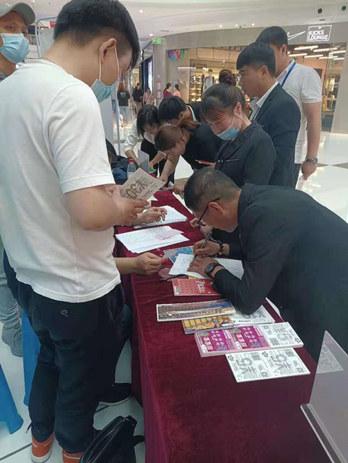 扬州体彩开展“520”即开地推活动 (1)_副本.jpg 扬州体彩开展“520”即开地推活动 (1)_副本.jpg