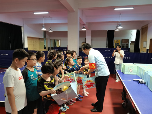 4.童心向党 快乐成长 扬州体彩助学季为小运动员送祝福 (2)_副本.jpg