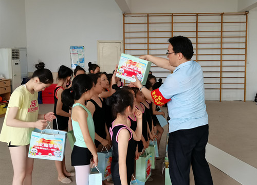 8.童心向党 快乐成长 扬州体彩助学季为小运动员送祝福 (1)_副本.jpg